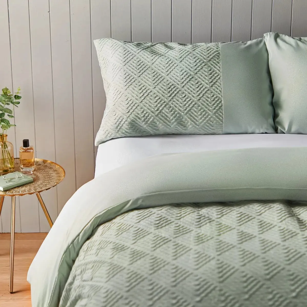 Silentnight Chevron Embossed Duvet Set - White